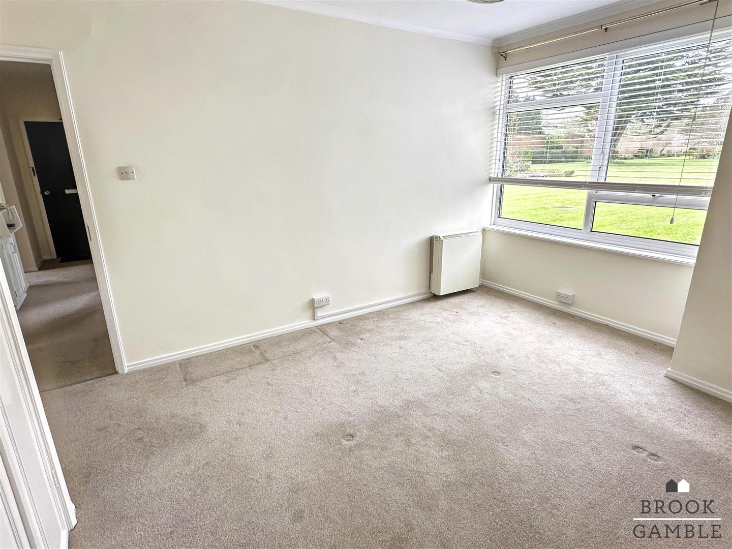 2 Bedroom Flat. Compton Place Road in Eastbourne,  9